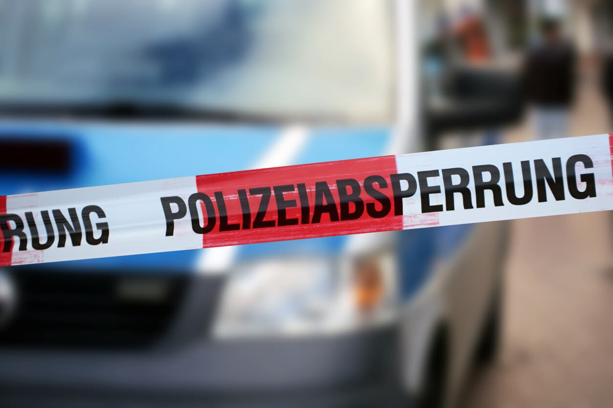 Mann auf dem Hausdach löst Großeinsatz aus