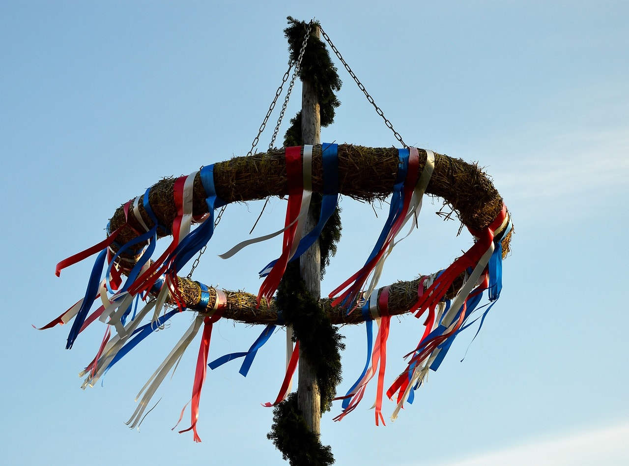Maibaum stürzt auf Auto