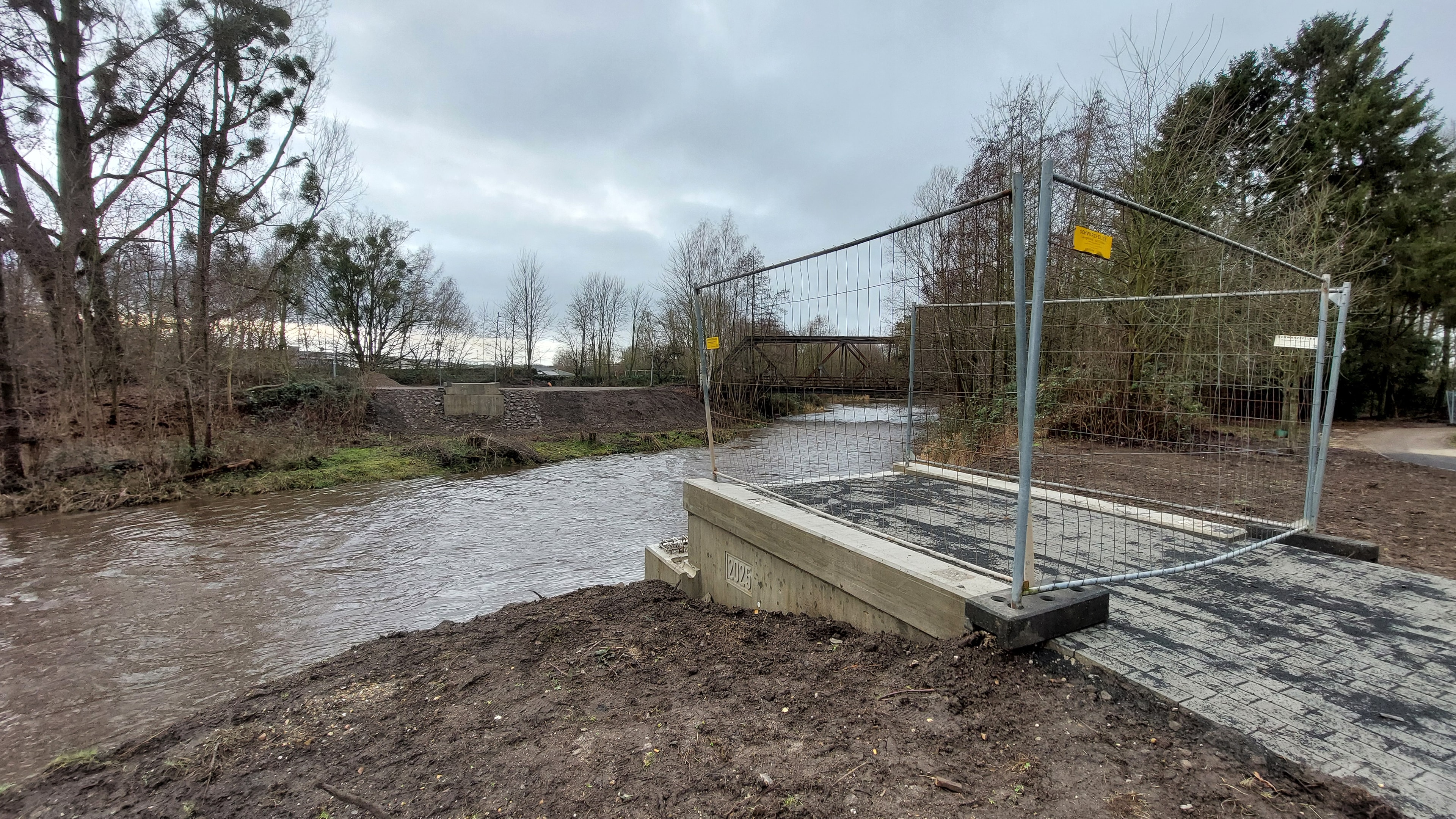 Neue Indebrücke in Weisweiler steht