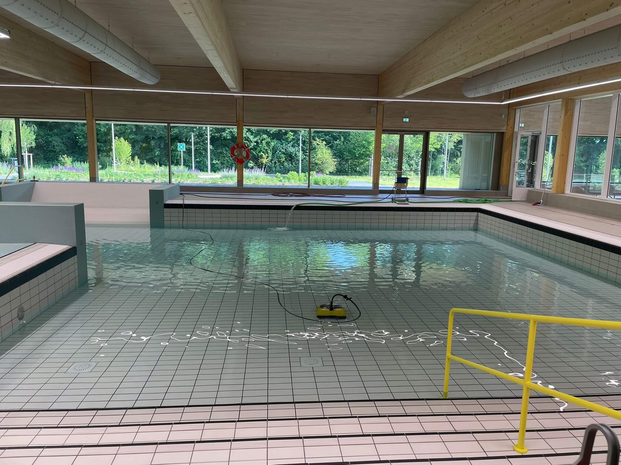 Schwimmhalle auf - Schwimmhalle zu